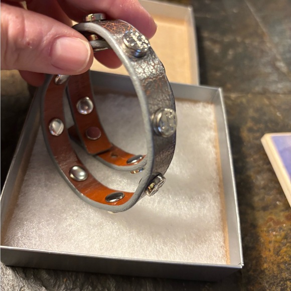 New Tory Burch Leather Logo Stud Double Wrap Bracelet - Picture 4 of 12